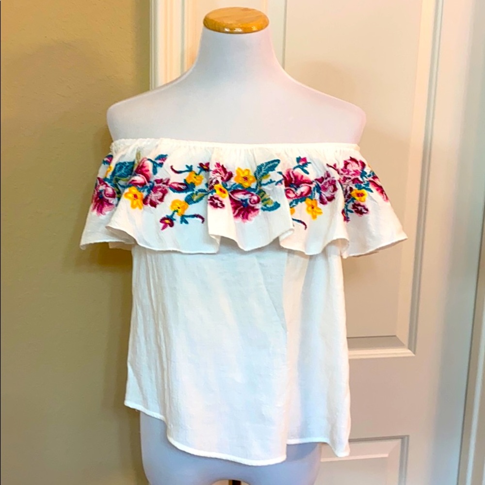 NWOT Off the shoulder Strapless top